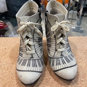 Beautiful unique shoes  size 40 (9). Made in Turkey